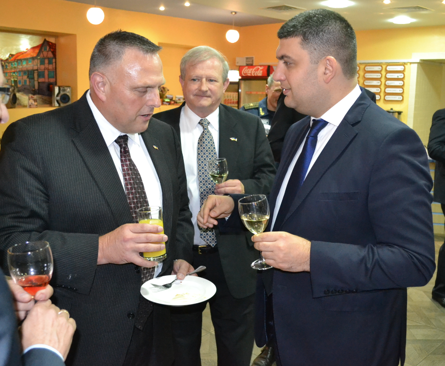 (now) Prime Minister Groysman (front right) met with U.S. team leaders Bill Bryan (front left), head of emergency response for DOE and Bill Hederman (center), lead for energy markets for DOE